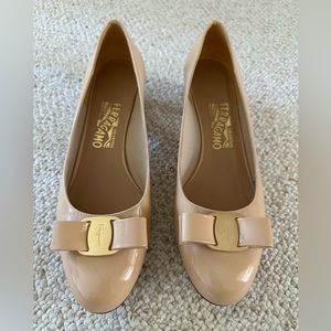 Salvatore Ferragamo Beige Flats Size 8.5 - like new!